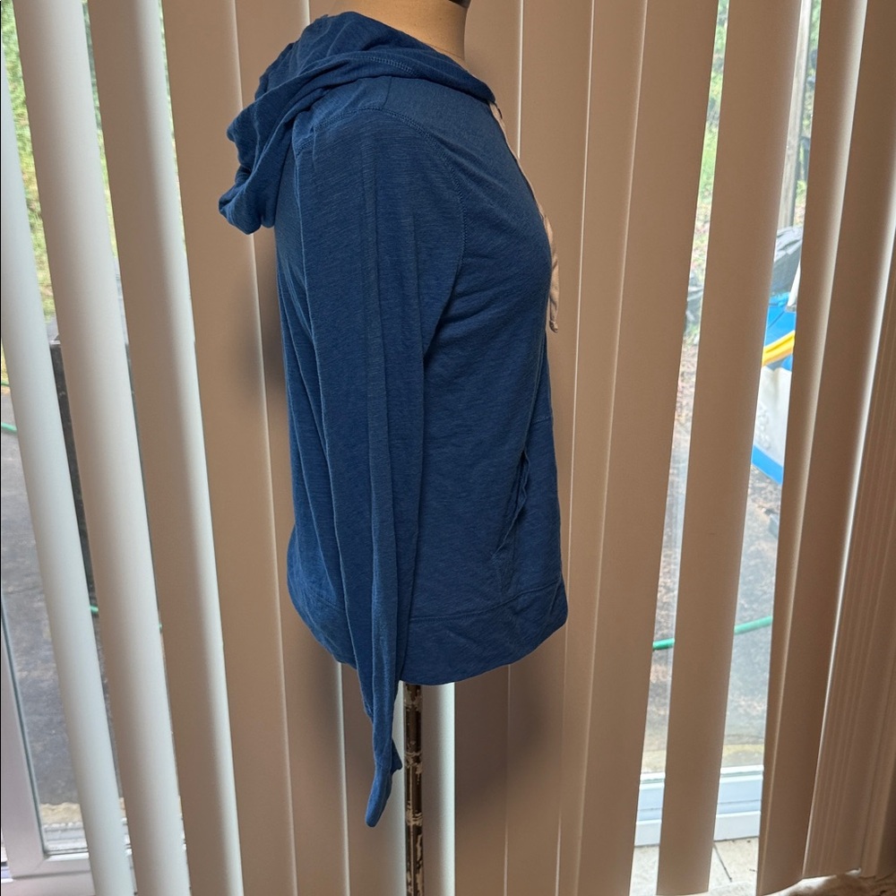 Blue Women's Hoodie old navy size S
#140/3tt - Picture 3 of 10